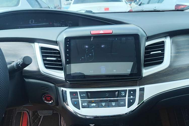 Used Honda Jade 2017 1.8L automatic Comfort version 5 seats Audio And AC Panel