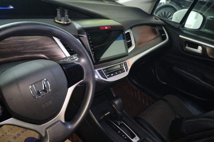 Used Honda Jade 2017 1.8L automatic Comfort version 5 seats Audio And AC Panel