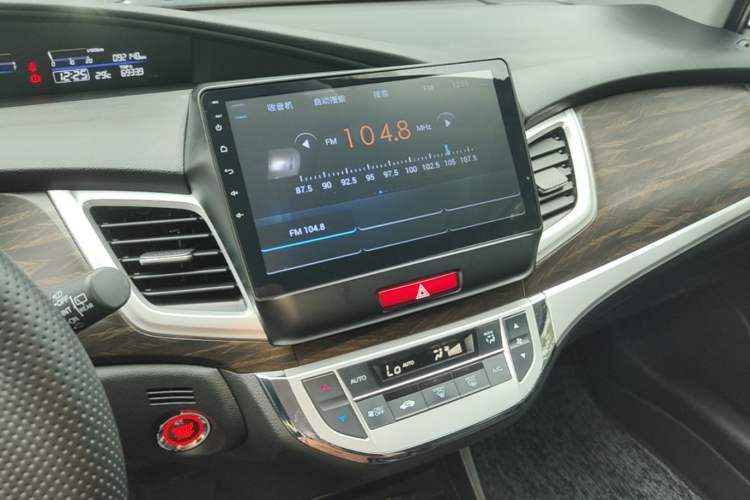 Used Honda Jade 2017 1.8L automatic Comfort version 5 seats Audio And AC Panel