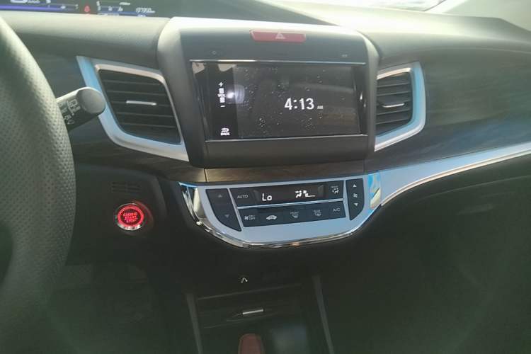 Used Honda Jade 2017 1.8L automatic Comfort version 5 seats Audio And AC Panel