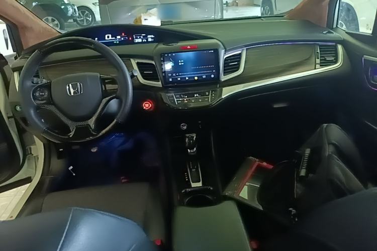 Used Honda Jade 2017 1.8L automatic Comfort version 5 seats Center Console