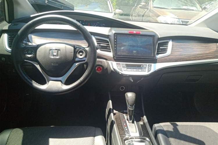 Used Honda Jade 2017 1.8L automatic Comfort version 5 seats Center Console