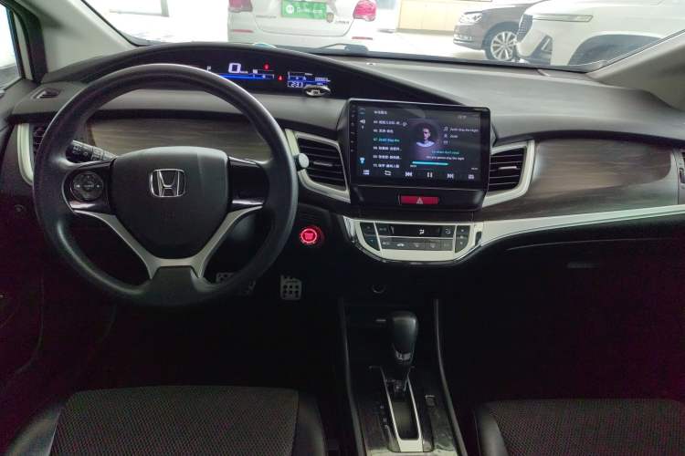 Used Honda Jade 2017 1.8L automatic Comfort version 5 seats Center Console