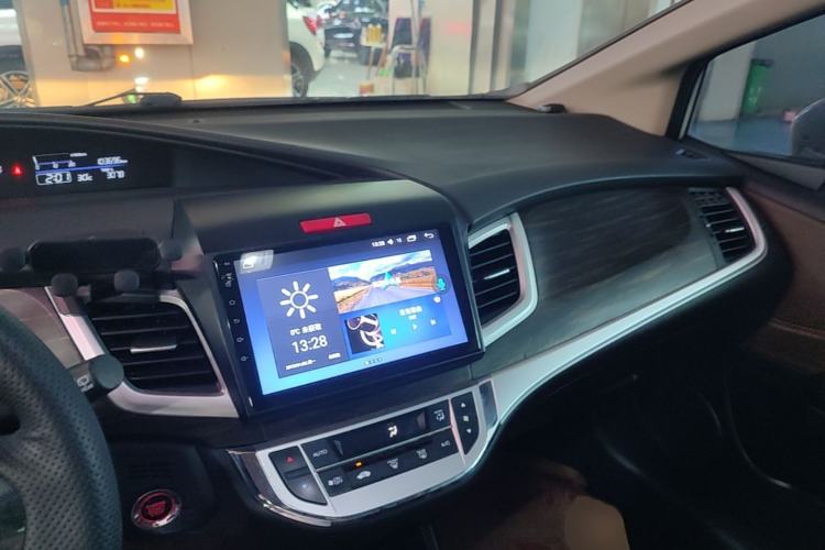 Used Honda Jade 2017 1.8L automatic Comfort version 6 seats Center Console
