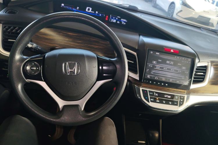 Used Honda Jade 2017 1.8L automatic Comfort version 5 seats Center Console
