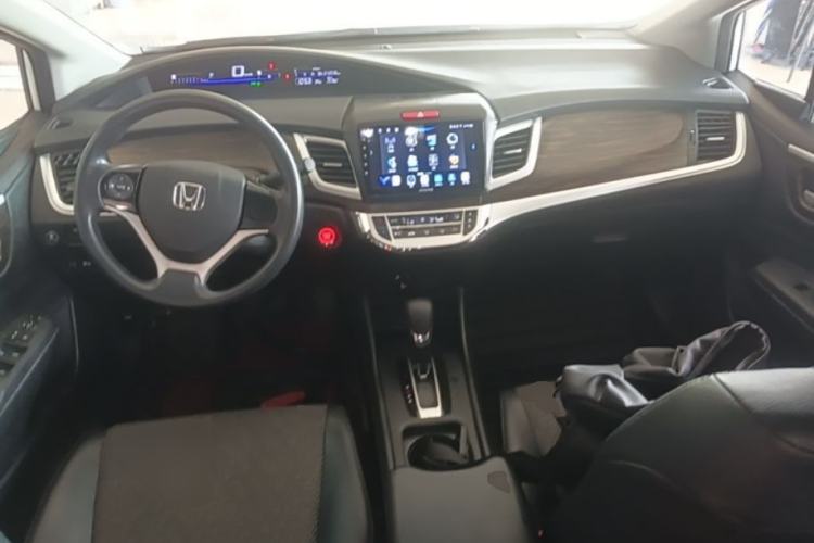 Used Honda Jade 2017 1.8L automatic Comfort version 5 seats Center Console