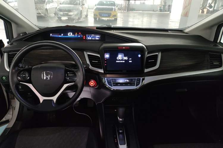 Used Honda Jade 2017 1.8L automatic Comfort version 5 seats Center Console