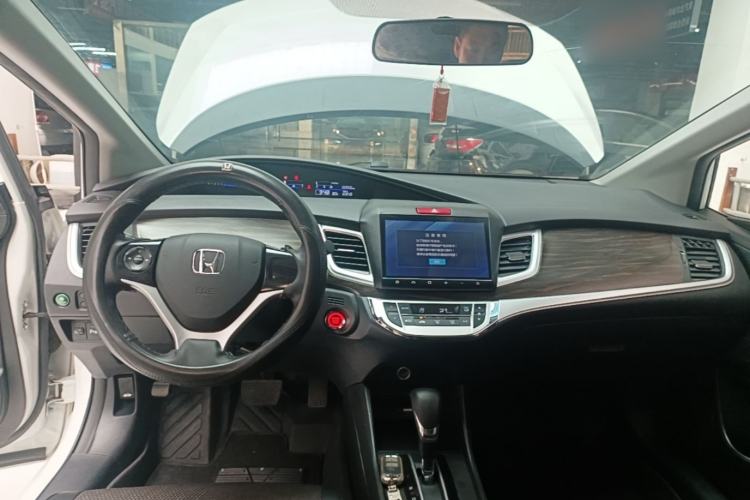 Used Honda Jade 2017 1.8L automatic Comfort version 5 seats Center Console