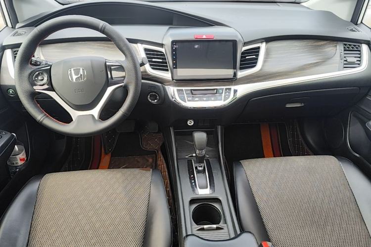 Used Honda Jade 2017 1.8L automatic Comfort version 5 seats Center Console