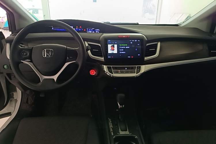 Used Honda Jade 2017 1.8L automatic Comfort version 5 seats Center Console