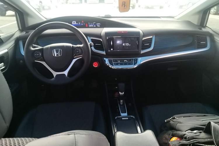 Used Honda Jade 2017 1.8L automatic Comfort version 5 seats Center Console