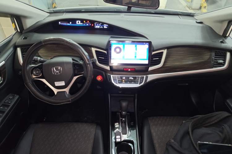 Used Honda Jade 2017 1.8L automatic Comfort version 5 seats Center Console