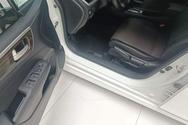 Used Honda Jade 2017 1.8L automatic Comfort version 5 seats Driver Seat