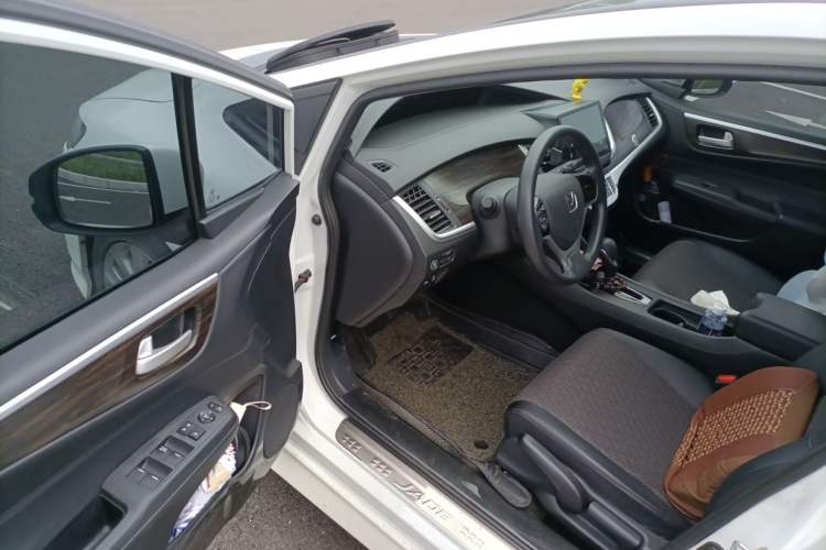 Used Honda Jade 2017 1.8L automatic Comfort version 5 seats Driver Seat