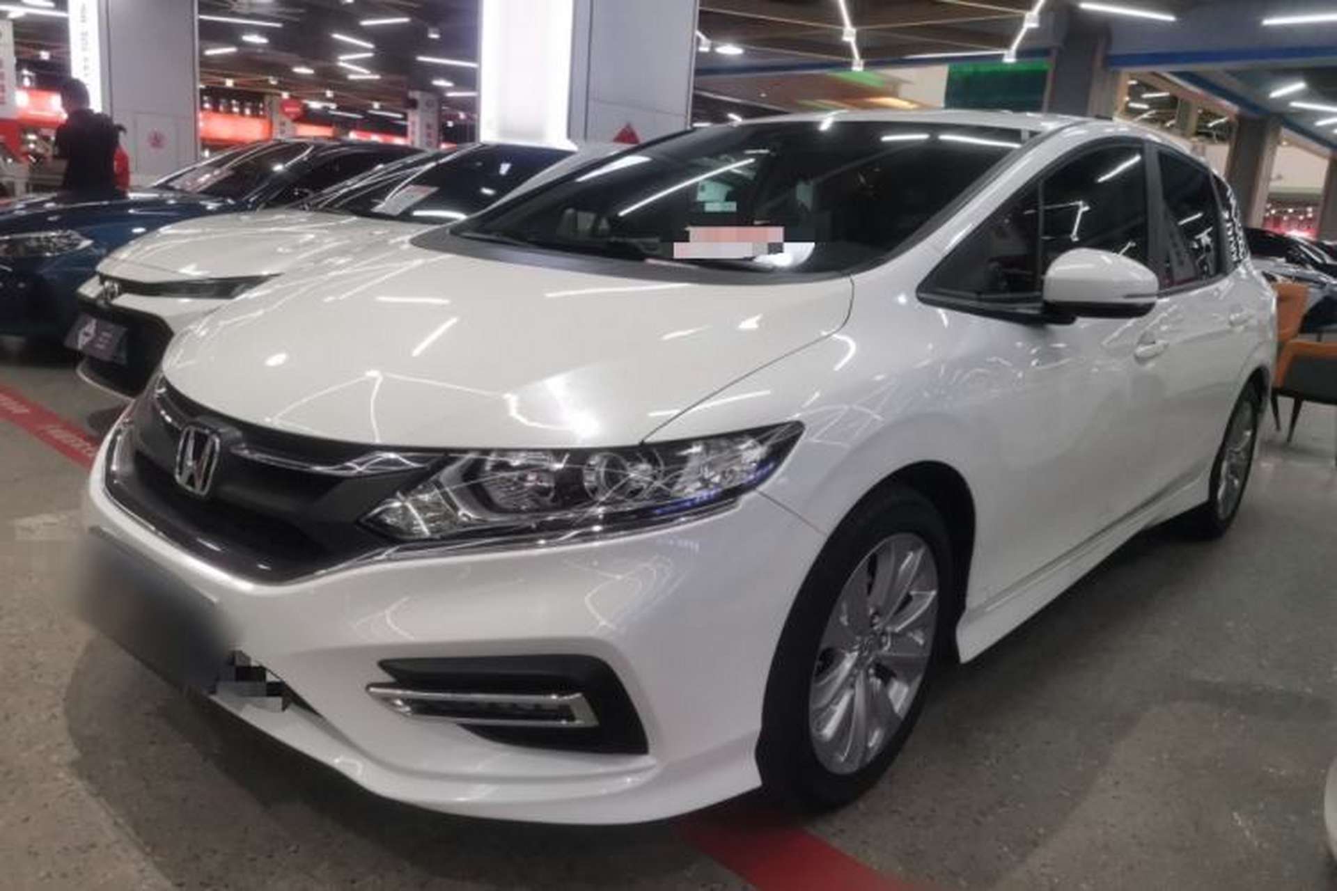 Used Honda Jade 2017 1.8L automatic Comfort version 5 seats Front Left 45 Deg