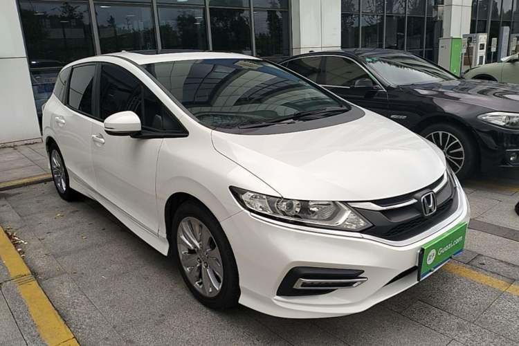 Used Honda Jade 2017 1.8L automatic Comfort version 5 seats Front Right 45 Deg