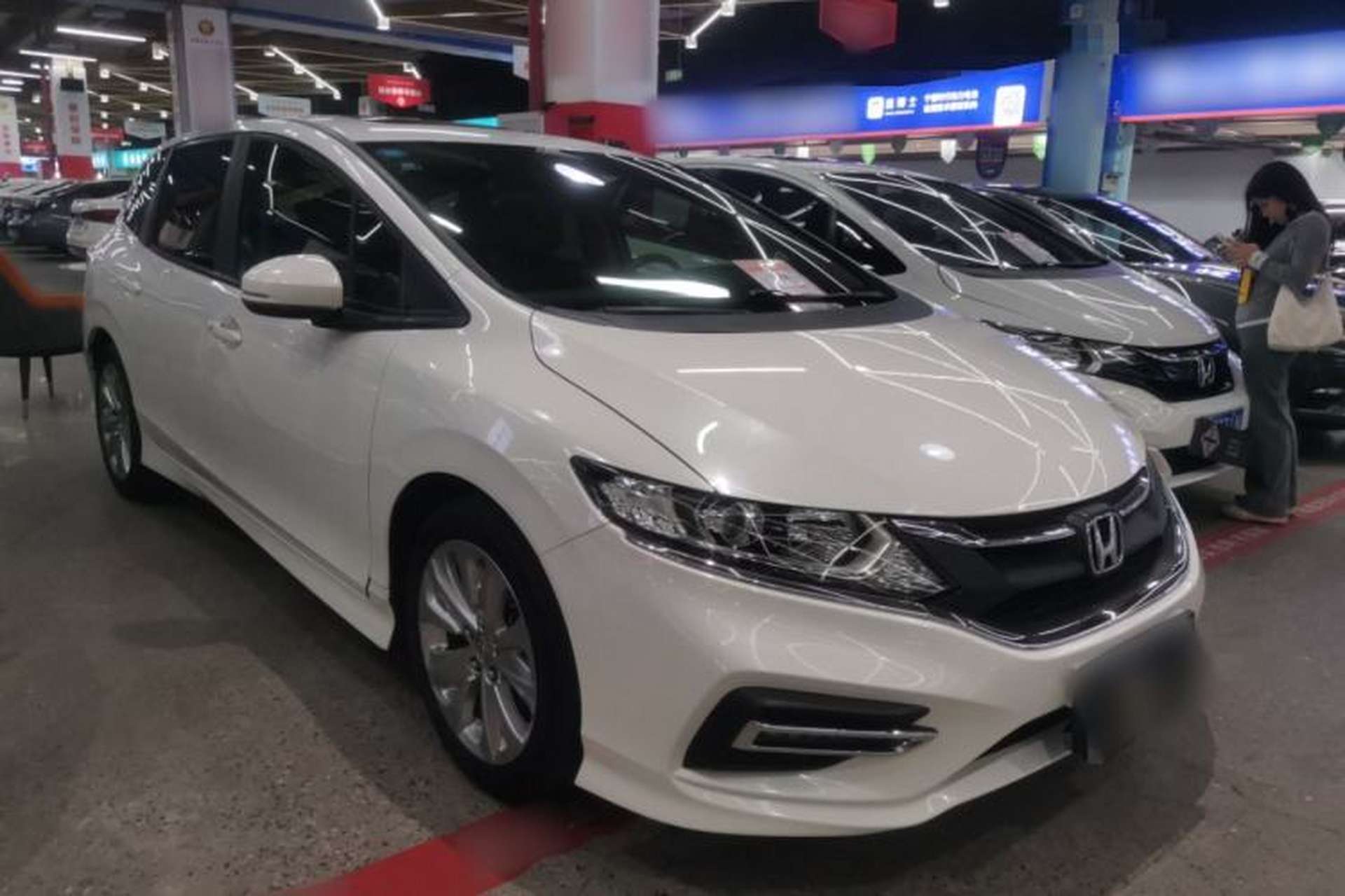 Used Honda Jade 2017 1.8L automatic Comfort version 5 seats Front Right 45 Deg