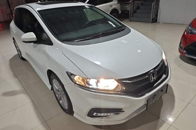 Used Honda Jade 2017 1.8L automatic Comfort version 5 seats Front Right 45 Deg