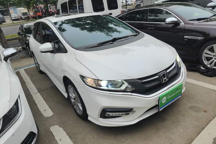 Used Honda Jade 2017 1.8L automatic Comfort version 5 seats Front Right 45 Deg