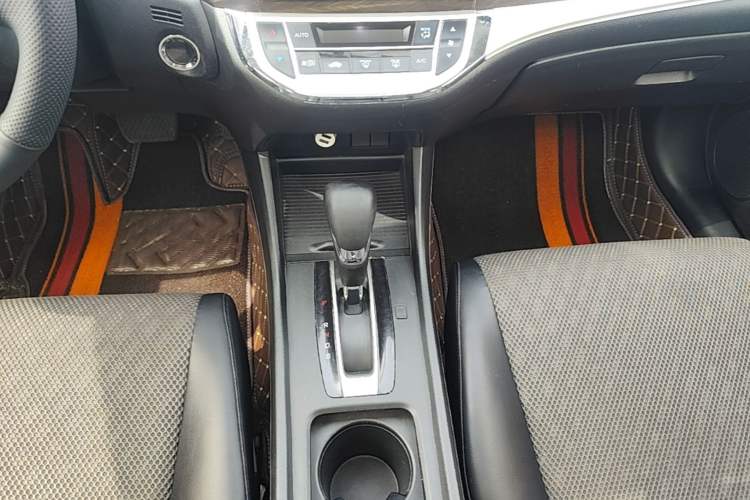 Used Honda Jade 2017 1.8L automatic Comfort version 5 seats Gear Lever