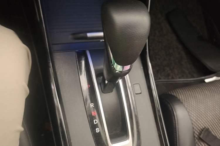 Used Honda Jade 2017 210TURBO CVT Fashion Edition 5-seater Gear Lever