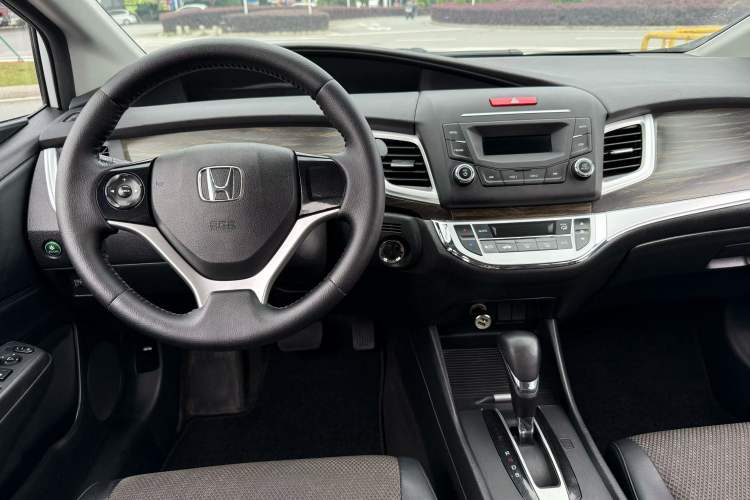 Used Honda Jade 2017 1.8L automatic Comfort version 5 seats Interior 1