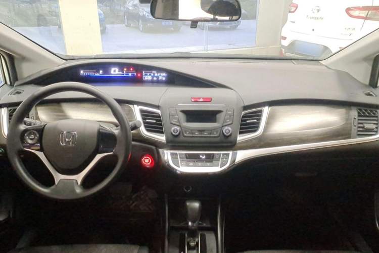 Used Honda Jade 2017 1.8L automatic Comfort version 5 seats Interior 1