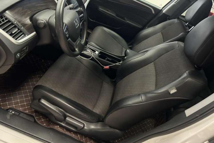 Used Honda Jade 2017 1.8L automatic Comfort version 5 seats Interior 3