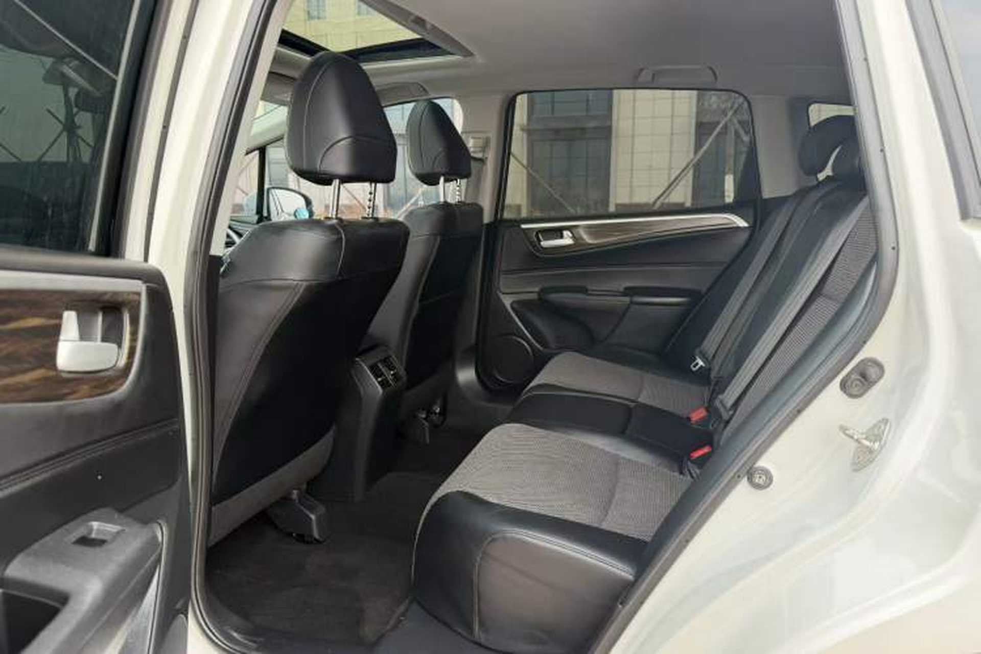 Used Honda Jade 2017 1.8L automatic Comfort version 5 seats Interior 3