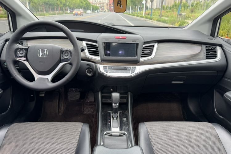 Used Honda Jade 2017 1.8L automatic Comfort version 5 seats Interior 3