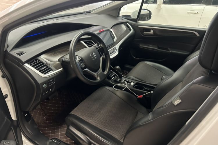 Used Honda Jade 2017 1.8L automatic Comfort version 5 seats Interior 4