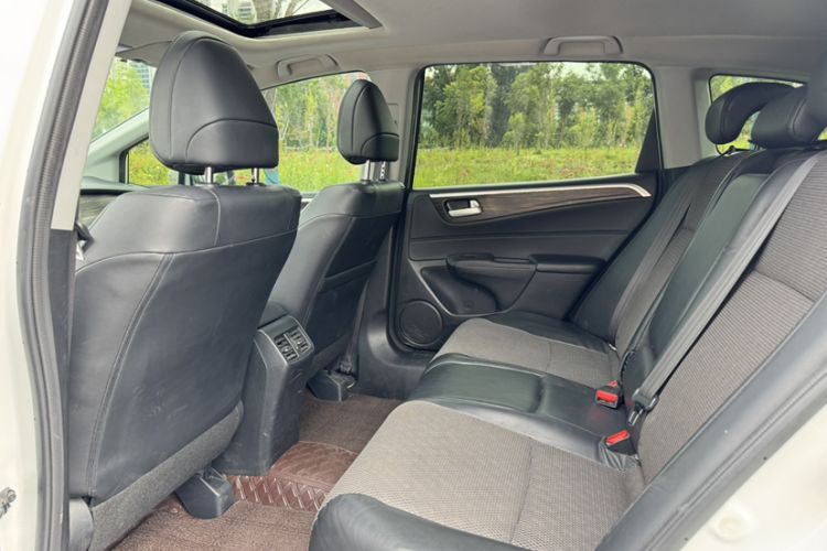 Used Honda Jade 2017 1.8L automatic Comfort version 5 seats Interior 4