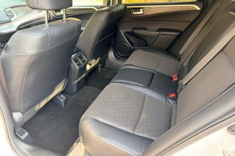Used Honda Jade 2017 1.8L automatic Comfort version 5 seats Interior 7