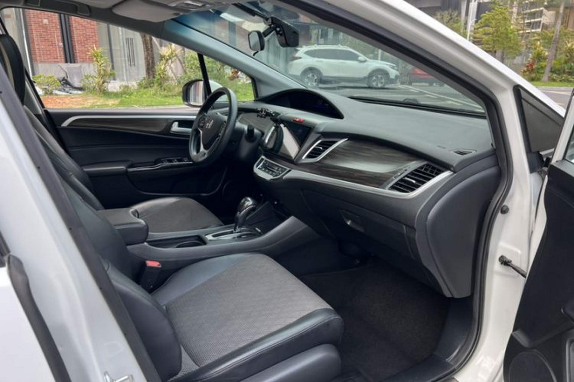 Used Honda Jade 2017 1.8L automatic Comfort version 5 seats Interior 9