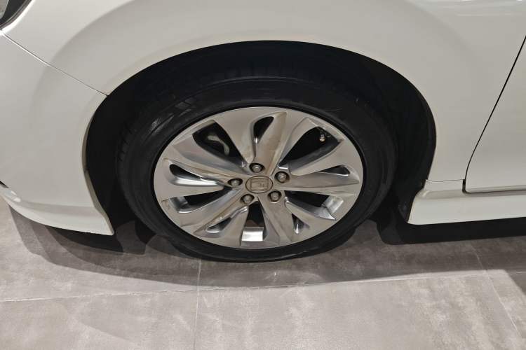 Used Honda Jade 2017 1.8L automatic Comfort version 5 seats Left Front Wheel Hub