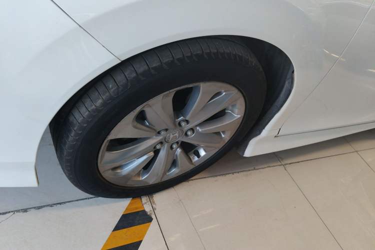 Used Honda Jade 2017 1.8L automatic Comfort version 5 seats Left Front Wheel Hub