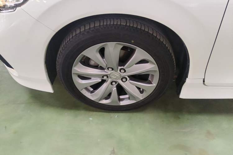 Used Honda Jade 2017 1.8L automatic Comfort version 5 seats Left Front Wheel Hub