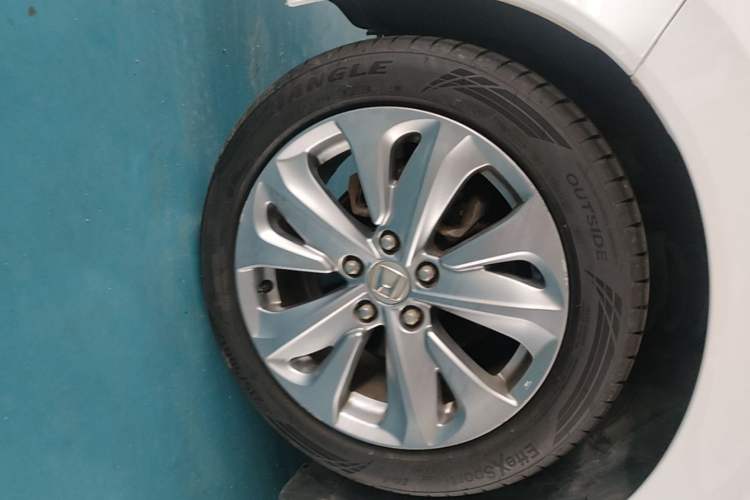 Used Honda Jade 2017 1.8L automatic Comfort version 5 seats Left Front Wheel Hub