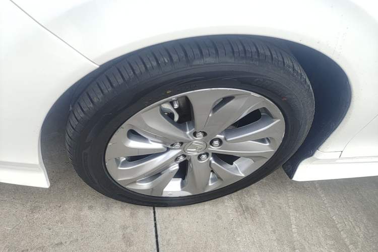 Used Honda Jade 2017 1.8L automatic Comfort version 5 seats Left Front Wheel Hub