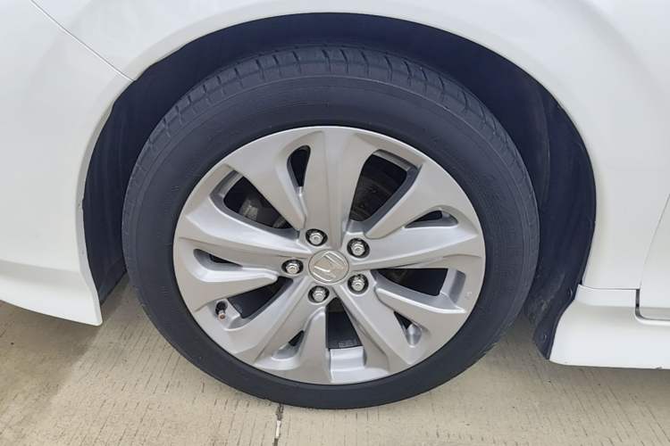 Used Honda Jade 2017 1.8L automatic Comfort version 5 seats Left Front Wheel Hub