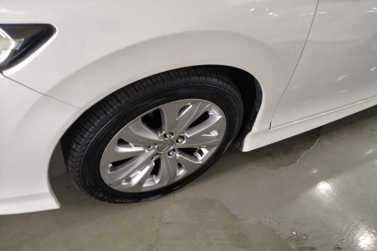 Used Honda Jade 2017 1.8L automatic Comfort version 5 seats Left Front Wheel Hub