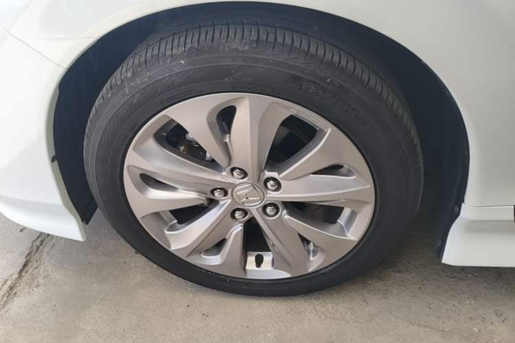 Used Honda Jade 2017 1.8L automatic Comfort version 5 seats Left Front Wheel Hub