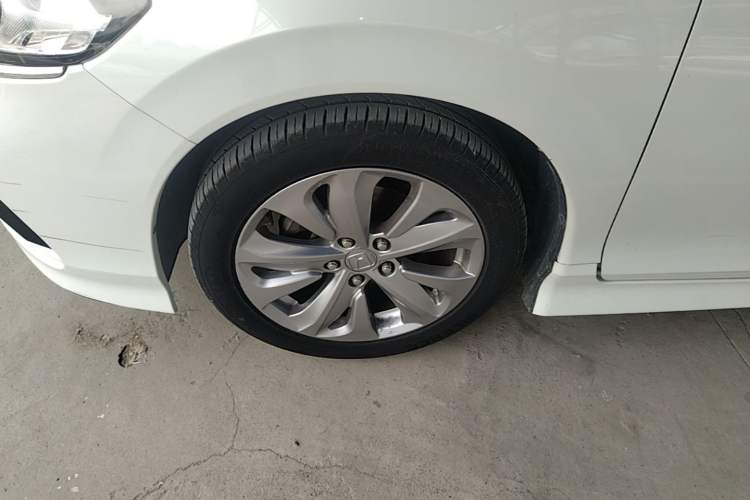 Used Honda Jade 2017 1.8L automatic Comfort version 5 seats Left Front Wheel Hub
