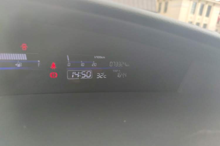 Used Honda Jade 2017 1.8L automatic Comfort version 5 seats Odometer Close Up