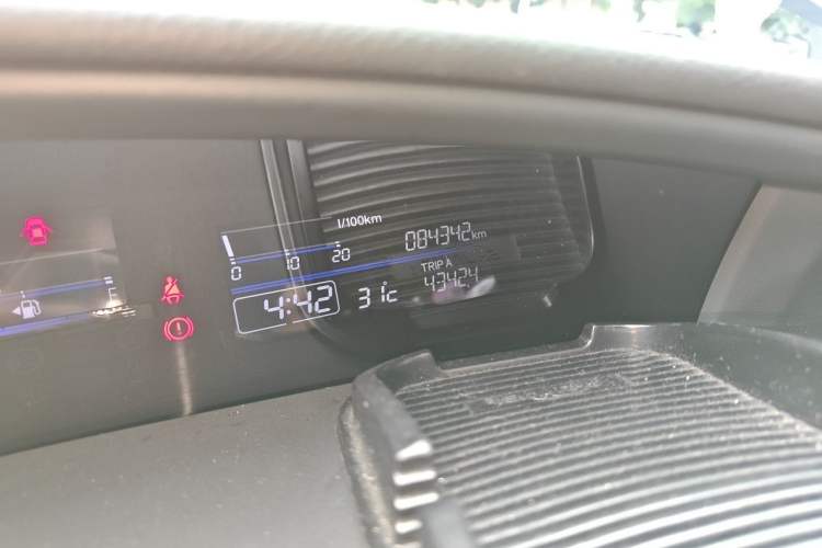 Used Honda Jade 2017 1.8L automatic Comfort version 5 seats Odometer Close Up