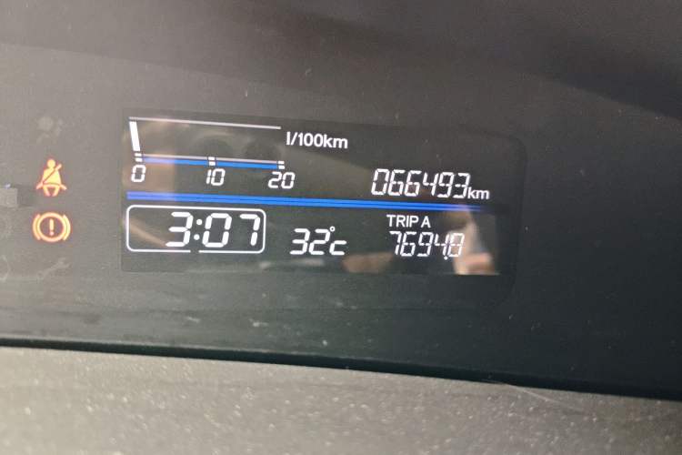 Used Honda Jade 2017 1.8L automatic Comfort version 5 seats Odometer Close Up