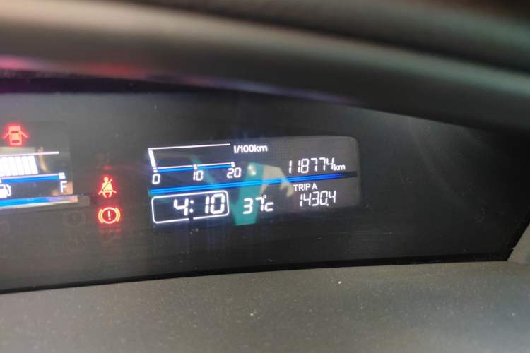 Used Honda Jade 2017 1.8L automatic Comfort version 5 seats Odometer Close Up