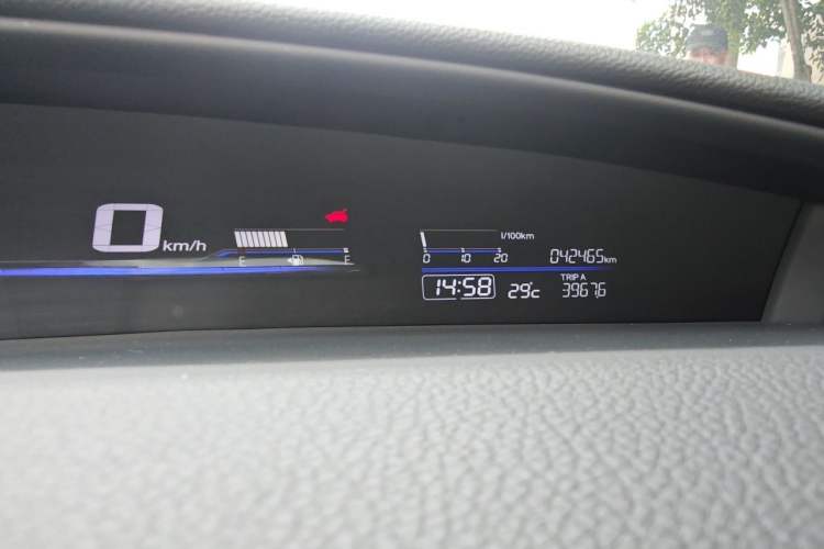 Used Honda Jade 2017 1.8L automatic Comfort version 5 seats Odometer Close Up