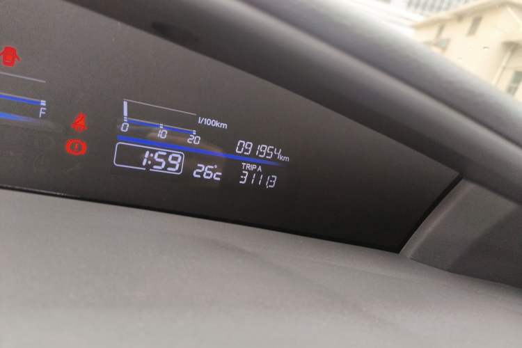 Used Honda Jade 2017 1.8L automatic Comfort version 5 seats Odometer Close Up