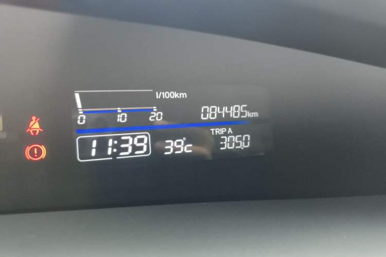 Used Honda Jade 2017 1.8L automatic Comfort version 5 seats Odometer Close Up